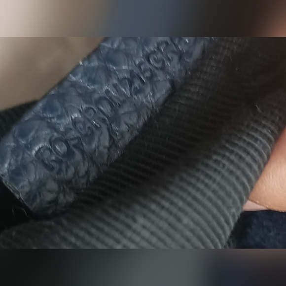 Authenticated Burberry Signature Grain Large Mildenhall Shoulder Bag in Blue - Picture 9 of 16